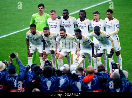 I giocatori del Real Madrid posano per una foto della squadra sul campo in vista della finale della UEFA Champions League allo stadio Wembley di Londra. Data foto: Sabato 1 giugno 2024. Foto Stock