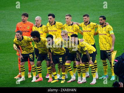 I giocatori del Borussia Dortmund posano per una foto della squadra sul campo in vista della finale della UEFA Champions League allo stadio Wembley di Londra. Data foto: Sabato 1 giugno 2024. Foto Stock