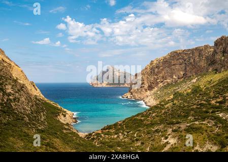 Vista della bellissima spiaggia di Cala Boquer dal monte Colls del Moro, dalla penisola di Cap de Formentor, Maiorca, dalle Isole Baleari, dalla Spagna Foto Stock