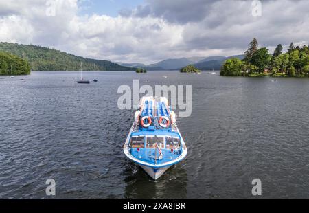 Una barca turistica sul lago Windermere in Cumbria. Data foto: Mercoledì 5 giugno 2024. Foto Stock