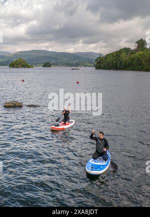 Pagaia sul lago Windermere in Cumbria. Data foto: Mercoledì 5 giugno 2024. Foto Stock