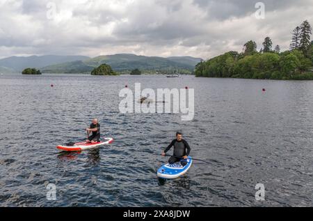 Pagaia sul lago Windermere in Cumbria. Data foto: Mercoledì 5 giugno 2024. Foto Stock