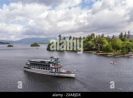 Una barca turistica sul lago Windermere in Cumbria. Data foto: Mercoledì 5 giugno 2024. Foto Stock