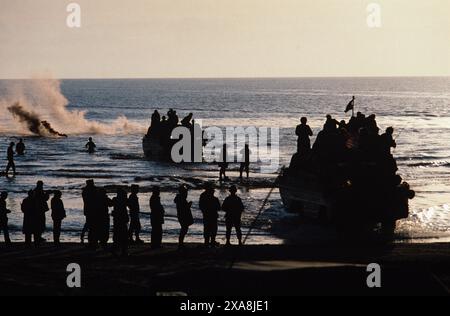 Rievocazione del D Day sulle spiagge della Normandia nel nord della Francia, giugno 1979. Immagini scansionate nel 2019 che ripropongono l'invasione del D-Day a Omaha Beach gli appassionati militari nelle uniformi della seconda guerra mondiale degli eserciti americani e britannici e con veicoli d'epoca reinterpretano l'invasione dell'Europa il 6 giugno 1944, noto come D-Day. Il 75° anniversario dello sbarco del D-Day sarà celebrato sulle spiagge della Normandia nel giugno 2019 Foto Stock