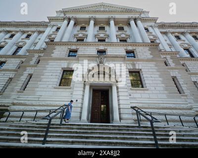 L'esterno dell'HM Treasury Building, situato in 1 Horse Guards Road a Westminster, nel centro di Londra. Questo edificio classificato Grade II*, noto anche come Government Offices Great George Street (GOGGS), è stato progettato da John Brydon e completato nel 1917. Funge da ministro economico e finanziario del governo britannico, ospitando il Cancelliere dello Scacchiere e supervisionando la politica economica nazionale. L'imponente struttura in pietra di Portland presenta un caratteristico cortile centrale circolare ed è adiacente al St James's Park e alla Horse Guards Parade Foto Stock