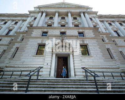 L'esterno dell'HM Treasury Building, situato in 1 Horse Guards Road a Westminster, nel centro di Londra. Questo edificio classificato Grade II*, noto anche come Government Offices Great George Street (GOGGS), è stato progettato da John Brydon e completato nel 1917. Funge da ministro economico e finanziario del governo britannico, ospitando il Cancelliere dello Scacchiere e supervisionando la politica economica nazionale. L'imponente struttura in pietra di Portland presenta un caratteristico cortile centrale circolare ed è adiacente al St James's Park e alla Horse Guards Parade Foto Stock