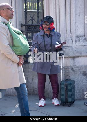 Street Preacher, fuori dal Parlamento, Londra, che parla ai pedoni utilizzando il microfono portatile e l'altoparlante Foto Stock