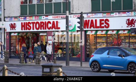 Cardiff, Galles. Ottobre 29 2023: Visitatori e turisti di fronte all'ingresso del castello di Cardiff con il tradizionale negozio di souvenir sullo sfondo Foto Stock