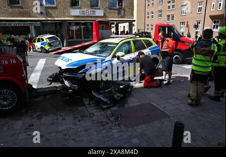 Linköping, Svezia. 4 giugno 2024. Incidente stradale con due auto della polizia e un autobus nella città di Linköping, Svezia, durante il pranzo del martedì. Crediti: Jeppe Gustafsson/Alamy Live News Foto Stock