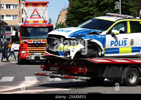 Linköping, Svezia. 4 giugno 2024. Incidente stradale con due auto della polizia e un autobus nella città di Linköping, Svezia, durante il pranzo del martedì. Crediti: Jeppe Gustafsson/Alamy Live News Foto Stock