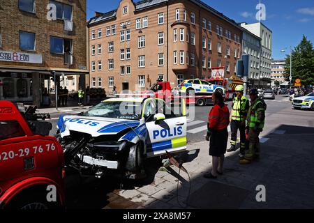 Linköping, Svezia. 4 giugno 2024. Incidente stradale con due auto della polizia e un autobus nella città di Linköping, Svezia, durante il pranzo del martedì. Crediti: Jeppe Gustafsson/Alamy Live News Foto Stock