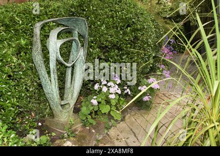 Barbara Hepworth Sculpture Garden "Model for Meridian" 1958 Bronze, St. Ives, Cornovaglia, Inghilterra, Regno Unito, 2024 Foto Stock