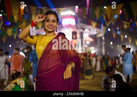 Baroda, India - 17 ottobre 2023: I popoli indiani con abiti tradizionali sari e kurta ballano la musica Garba durante il festival indù Navratri Foto Stock