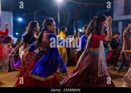 Baroda, India - 17 ottobre 2023: I popoli indiani con abiti tradizionali sari e kurta ballano la musica Garba durante il festival indù Navratri Foto Stock