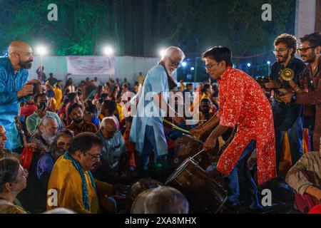 Baroda, India - 17 ottobre 2023: I popoli indiani con abiti tradizionali sari e kurta ballano la musica Garba durante il festival indù Navratri Foto Stock