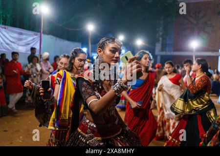 Baroda, India - 17 ottobre 2023: I popoli indiani con abiti tradizionali sari e kurta ballano la musica Garba durante il festival indù Navratri Foto Stock