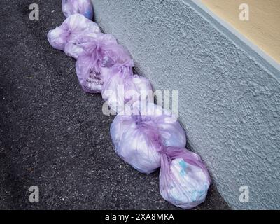 Cremona, Italia - 27 maggio 2024, in cui si mostra l'impatto ambientale delle materie plastiche monouso, i sacchetti traboccanti di pannolini usati sono in attesa di essere riciclati Foto Stock
