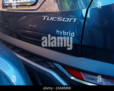 Cremona, Italia - 27 maggio 2024 ammirando un'elegante auto ibrida al tramonto, la riflessione sui suoi esterni lucenti è affascinante, mettendo in risalto la sua innovazione Foto Stock