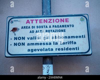 Cremona, Italia - 27 maggio 2024 con informazioni relative alle regole e alle normative, questo cartello comunica importanti dettagli ai conducenti Foto Stock