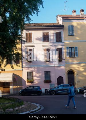 Cremona, Italia - 27 maggio 2024 Lone Pedestrian gode di un momento di pace passeggiando lungo una strada tranquilla, fiancheggiata da edifici colorati che si crogiolano Foto Stock