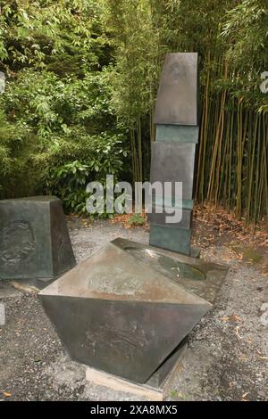 Barbara Hepworth Museum and Sculpture Garden, "Conversation with Magic Stones" 1973, St. Ives, Cornovaglia, Inghilterra, Regno Unito, 2024 Foto Stock