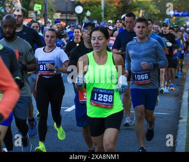 Babylon, New York, USA - 22 ottobre 2023: Molte persone corrono all'inizio di una maratona e mezza maratona a Long Island. Foto Stock