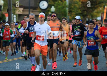 Babylon, New York, USA - 22 ottobre 2023: Molti corridori che corrono all'inizio di una maratona e mezza maratona a Long Island. Foto Stock