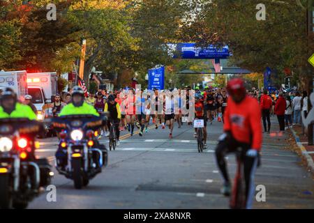 Babylon, New York, USA - 22 ottobre 2023: Una maratona che inizia con motocicli e motociclisti in prima linea Foto Stock