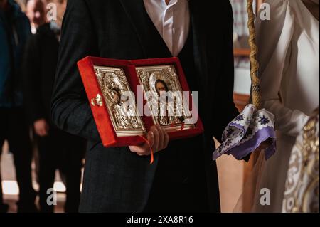 CHIESA DELLA RISURREZIONE, VICHUGA, RUSSIA - 8 MAGGIO 2022: Icona ortodossa nelle mani dello sposo durante la tradizionale cerimonia di nozze cristiana in chiesa Foto Stock