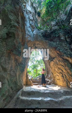 Pagoda buddista nella grotta Huyen Khong sulla montagna di marmo nella città di da Nang, Vietnam. Da Nang è la più grande città del Vietnam del Medio. Foto Stock