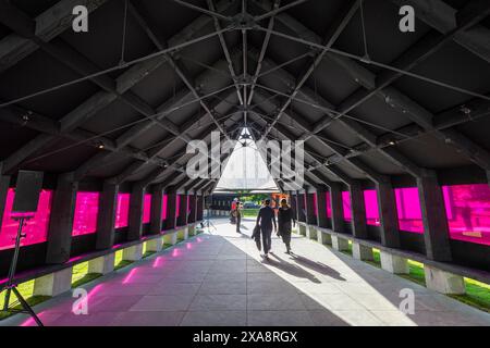 Londra, Regno Unito. 5 giugno 2024. Apertura del 23° Padiglione Serpentine, «Archipelagic Void», progettato dall'architetto coreano Minsuk Cho con sede a Seul e dalla sua ditta Mass Studies. La struttura comprende cinque «isole» (la Galleria, la Biblioteca dei libri non letti, la Casa del tè, la Play Tower e l'Auditorium), ciascuna con uno scopo diverso. Il Padiglione apre al pubblico il 7 giugno 2024. Crediti: Stephen Chung / Alamy Live News Foto Stock