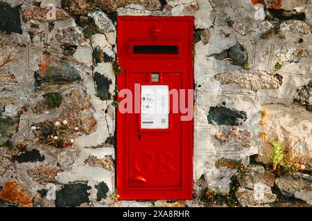 British Mailbox, King George, GR Post Box Ayr Lane, St. Ives, Cornovaglia, Inghilterra, Regno Unito, 2024 Foto Stock