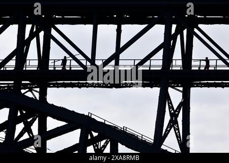 Ponte di Muengsten con i lavoratori ferroviari, il più alto ponte ferroviario della Germania tra Solingen e Remscheid, Germania, Renania settentrionale-Vestfalia, Bergisches L. Foto Stock