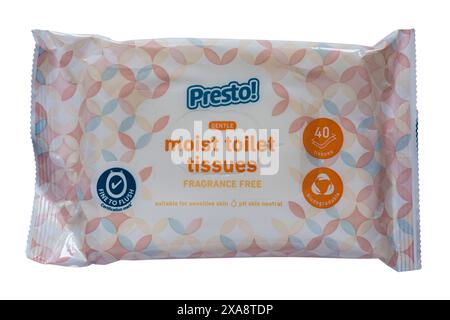 Confezione di salviette per WC presto delicate e umide, senza profumo, per sciacquare biodegradabili isolate su sfondo bianco Foto Stock