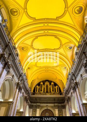 Soffitto a volta a botte e l'organo Walcker nel loft del coro della Cattedrale metropolitana di Buenos Aires, Argentina. Foto Stock