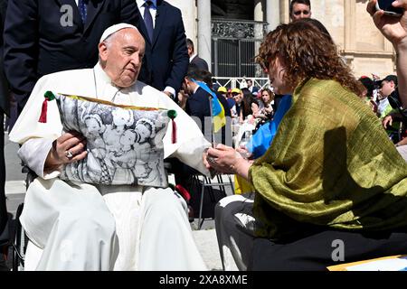 Vaticano, Vaticano. 5 giugno 2024. **NO LIBRI** Italia, Roma, Vaticano, 2024/6/5. Papa Francesco la sua udienza generale settimanale in Piazza San Pietro Fotografia dei MEDIA VATICANI / Catholic Press Photo Credit: Independent Photo Agency / Alamy Live News Foto Stock