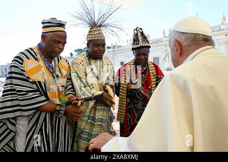 Vaticano, Vaticano. 5 giugno 2024. **NO LIBRI** Italia, Roma, Vaticano, 2024/6/5. Papa Francesco la sua udienza generale settimanale in Piazza San Pietro Fotografia dei MEDIA VATICANI / Catholic Press Photo Credit: Independent Photo Agency / Alamy Live News Foto Stock