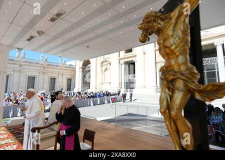 Vaticano, Vaticano. 5 giugno 2024. **NO LIBRI** Italia, Roma, Vaticano, 2024/6/5. Papa Francesco la sua udienza generale settimanale in Piazza San Pietro Fotografia dei MEDIA VATICANI / Catholic Press Photo Credit: Independent Photo Agency / Alamy Live News Foto Stock