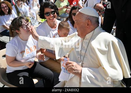 Vaticano, Vaticano. 5 giugno 2024. **NO LIBRI** Italia, Roma, Vaticano, 2024/6/5. Papa Francesco la sua udienza generale settimanale in Piazza San Pietro Fotografia dei MEDIA VATICANI / Catholic Press Photo Credit: Independent Photo Agency / Alamy Live News Foto Stock