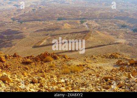 Vista delle antiche rovine di un campo d'assedio romano, ai piedi della fortezza di Masada, della costa del Mar morto, del deserto giudeo, del sud di Israele Foto Stock