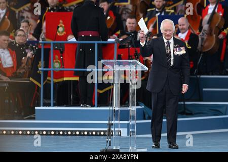 Re Carlo III all'evento commemorativo nazionale del Regno Unito per il 80° anniversario del D-Day, ospitato dal Ministero della difesa sul Southsea Common a Portsmouth, Hampshire. Data foto: Mercoledì 5 giugno 2024. Foto Stock