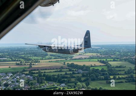 Un C-130J Super Hercules della U.S. Air Force assegnato al 37th Airlift Squadron, Ramstein Air base, Germania, si prepara a sorvolare un cerem commemorativo Foto Stock