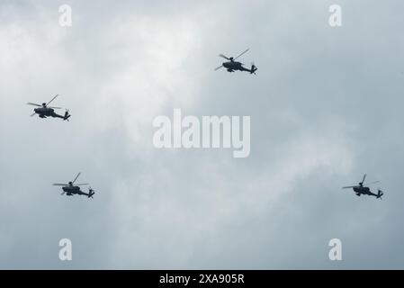 Southend on Sea, Essex, Regno Unito. 5 giugno 2024. Una formazione di quattro elicotteri Boeing AH-64E Apache dell'Army Air Corps è passata sopra Southend on Sea, nel 80° anniversario del D-Day. Nel 1944 parte dell'enorme armata di invasione si sarebbe riunita nell'estuario del Tamigi al largo di Southend Pier (rinominata HMS Leigh durante la guerra) per la traversata in Normandia. La formazione era guidata dal numero di serie Apache ZM705 chiamante "Hunter 1" e volò in Francia, atterrando alla base aerea di Évreux-Fauville in preparazione per la cerimonia di sorvolo a Caen, cosa che fecero nel pomeriggio Foto Stock