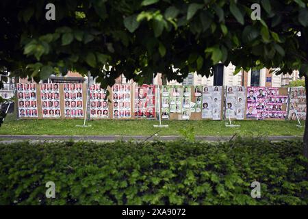 Bruxelles, Belgio. 5 giugno 2024. Immagine di manifesti elettorali con foto di politici, per le strade di Laeken-Laken, Bruxelles, mercoledì 05 giugno 2024. Il Belgio tiene le elezioni per gli organi legislativi regionali, federali ed europei il 9 giugno. BELGA PHOTO ERIC LALMAND credito: Belga News Agency/Alamy Live News Foto Stock