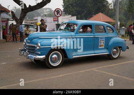 1948 Plymouth Offerte De Luxe auto con 3569 cc e motore a 6 cilindri, WBC 8615 India. Foto Stock