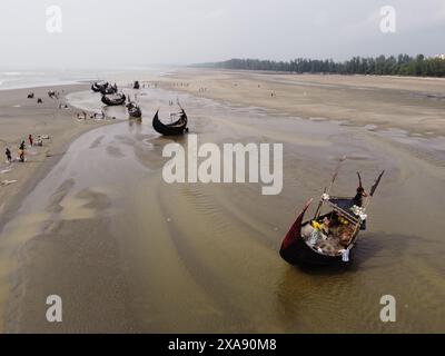 Cox's Bazar, Chittagong, Bangladesh. 5 giugno 2024, Cox's Bazar, Chittagong, Bangladesh: Veduta aerea delle barche da pesca sulla spiaggia di Cox's Bazar, Bangladesh. Centinaia di navi vengono messe in mare ogni giorno a mezzanotte per pescare una varietà di pesci, tra cui gamberi, costolette e sogliola della lingua del Bengala. Cox's Bazar, la spiaggia marina naturale più lunga del mondo, si estende per oltre 120 chilometri lungo la costa sud-orientale del Bangladesh. Rinomato per le sue sabbie dorate, i vivaci tramonti e il surf ondulato, attrae milioni di turisti ogni anno. Crediti: ZUMA Press, Inc./Alamy Live News Foto Stock