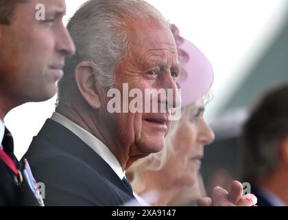 Re Carlo III all'evento commemorativo nazionale del Regno Unito per il 80° anniversario del D-Day, ospitato dal Ministero della difesa sul Southsea Common a Portsmouth, Hampshire. Data foto: Mercoledì 5 giugno 2024. Foto Stock