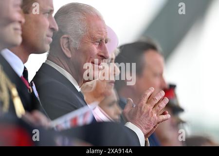 Re Carlo III all'evento commemorativo nazionale del Regno Unito per il 80° anniversario del D-Day, ospitato dal Ministero della difesa sul Southsea Common a Portsmouth, Hampshire. Data foto: Mercoledì 5 giugno 2024. Foto Stock