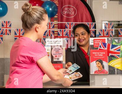 SOLO PER USO EDITORIALE, Priya Thijagaseelan, consulente del servizio clienti, con le nuove banconote che portano un ritratto di re Carlo III, che entra in circolazione oggi, presso l'ufficio postale di Broadway a Westminster, Londra. Data foto: Mercoledì 5 giugno 2024. Foto Stock