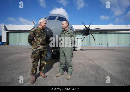 Capo di stato maggiore delle forze di difesa tenente generale Sean Clancy (a sinistra) e brigadiere generale Rory o'Connor di fronte al nuovo aereo di sorveglianza Air Corps C295 presso l'aeroporto di Casement, Baldonnel. Data foto: Mercoledì 5 giugno 2024. Foto Stock